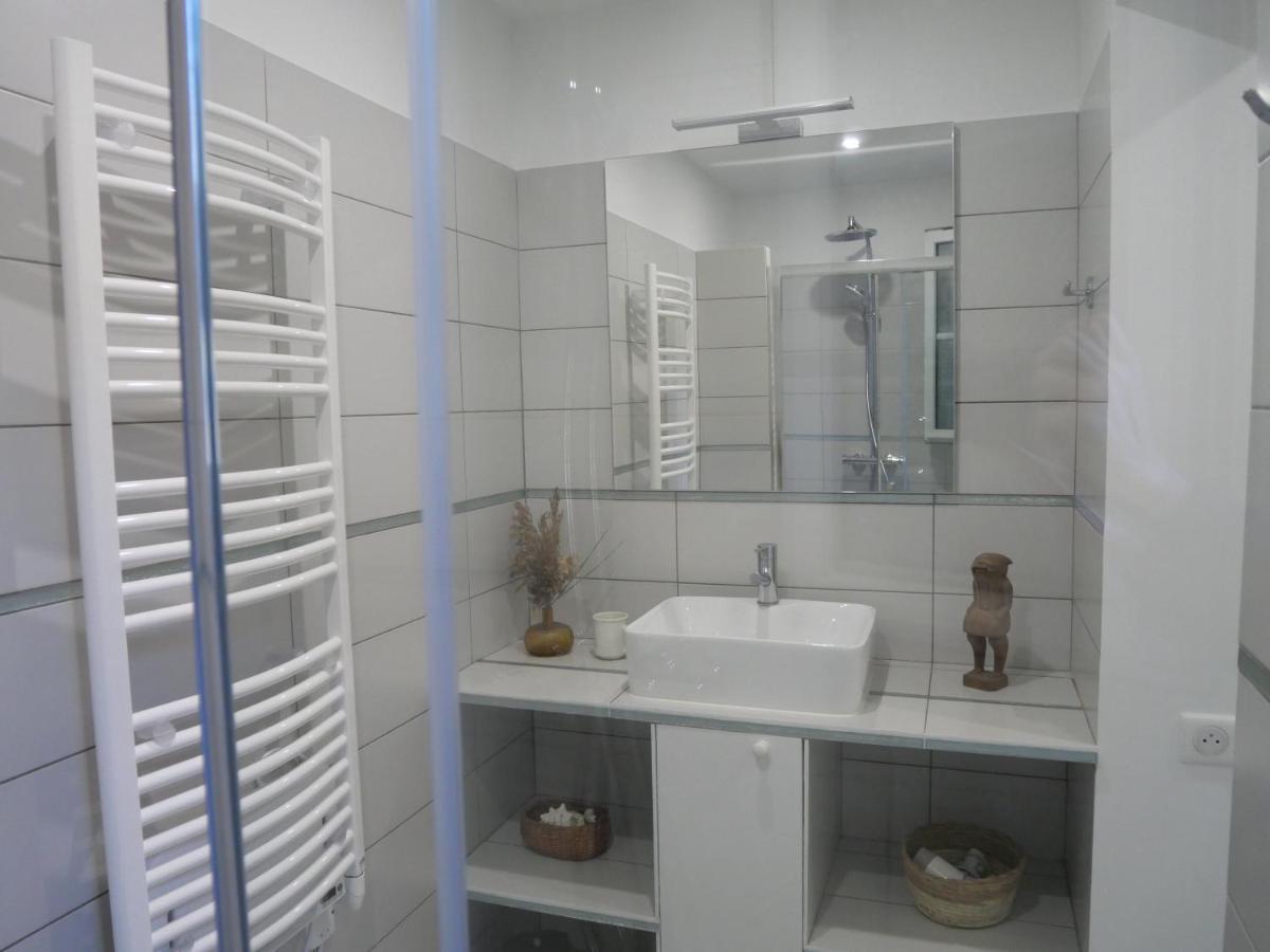 Вилла Batisse En Pierre XVII Siecle 115 M² Avec Terrasse Ambares-et-Lagrave Экстерьер фото